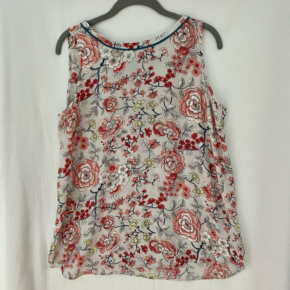 Adorable Loft top in size Medium
